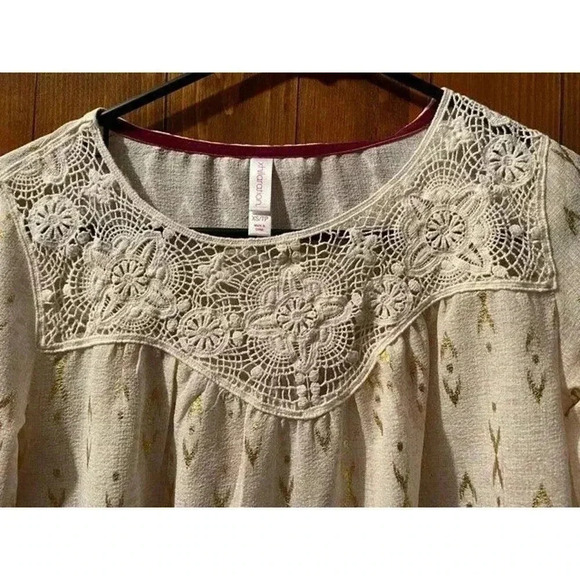 XHILARATION XS CREAM TOP WITH CROCHET AROUND NECK - Picture 1 of 4